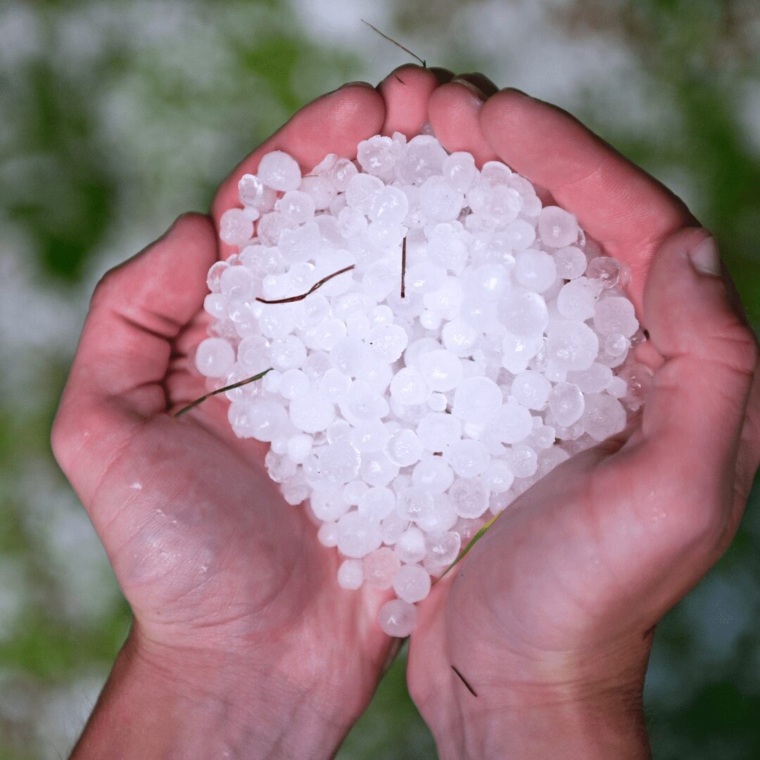 Enfrentando a tempestade: a resistência dos painéis solares à chuva de granizo